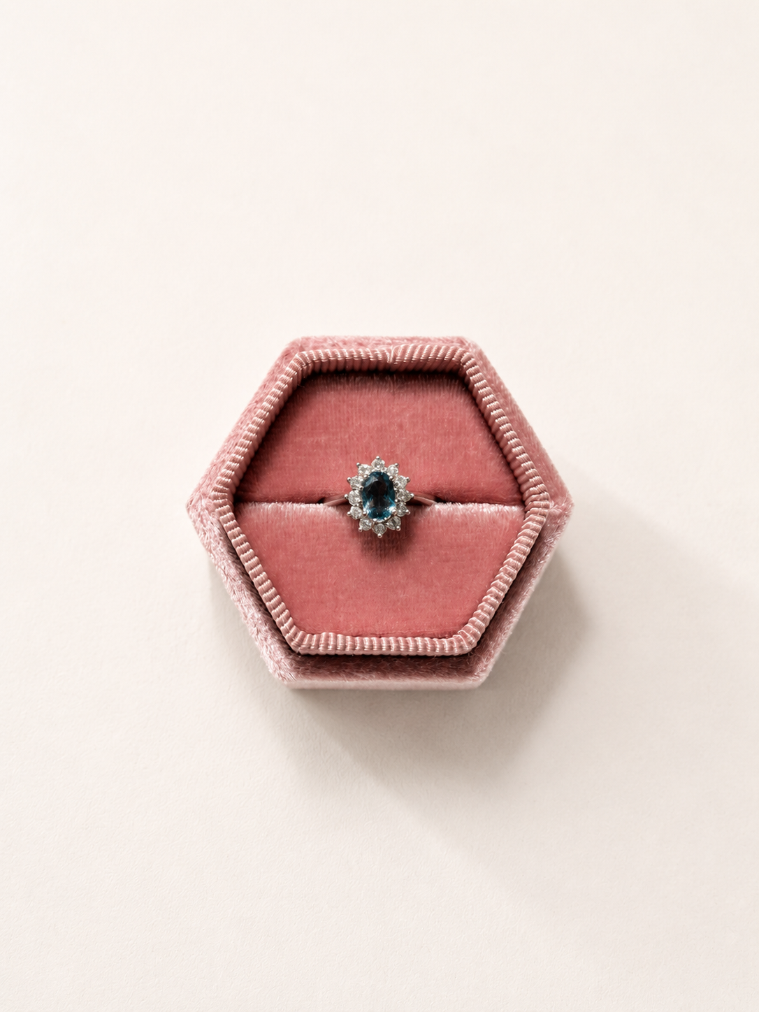 Vintage 18ct white gold oval aquamarine diamond halo ring – 375 Vintage