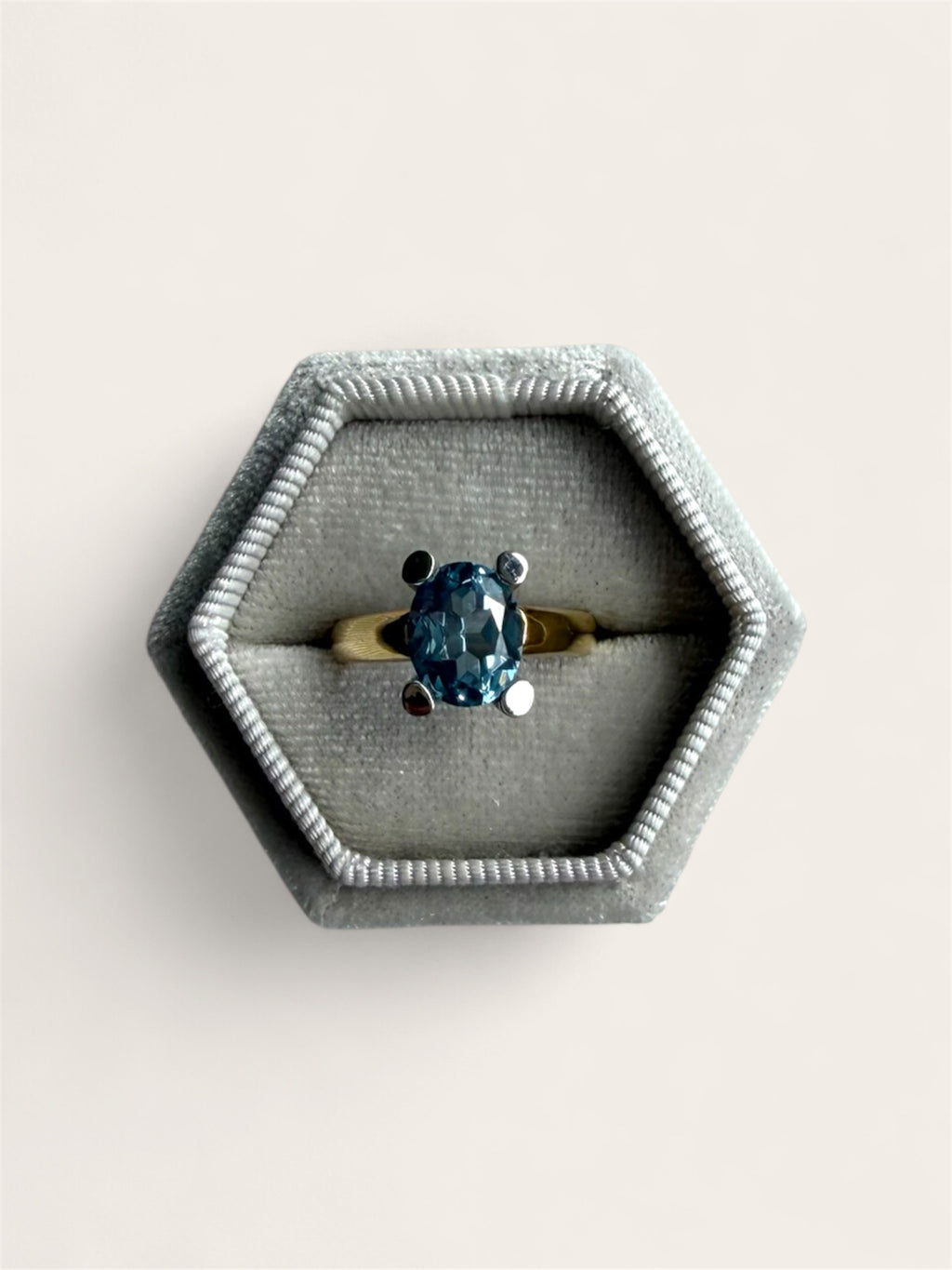Vintage 14ct gold oval cut aquamarine four-claw ring size L – 375 Vintage
