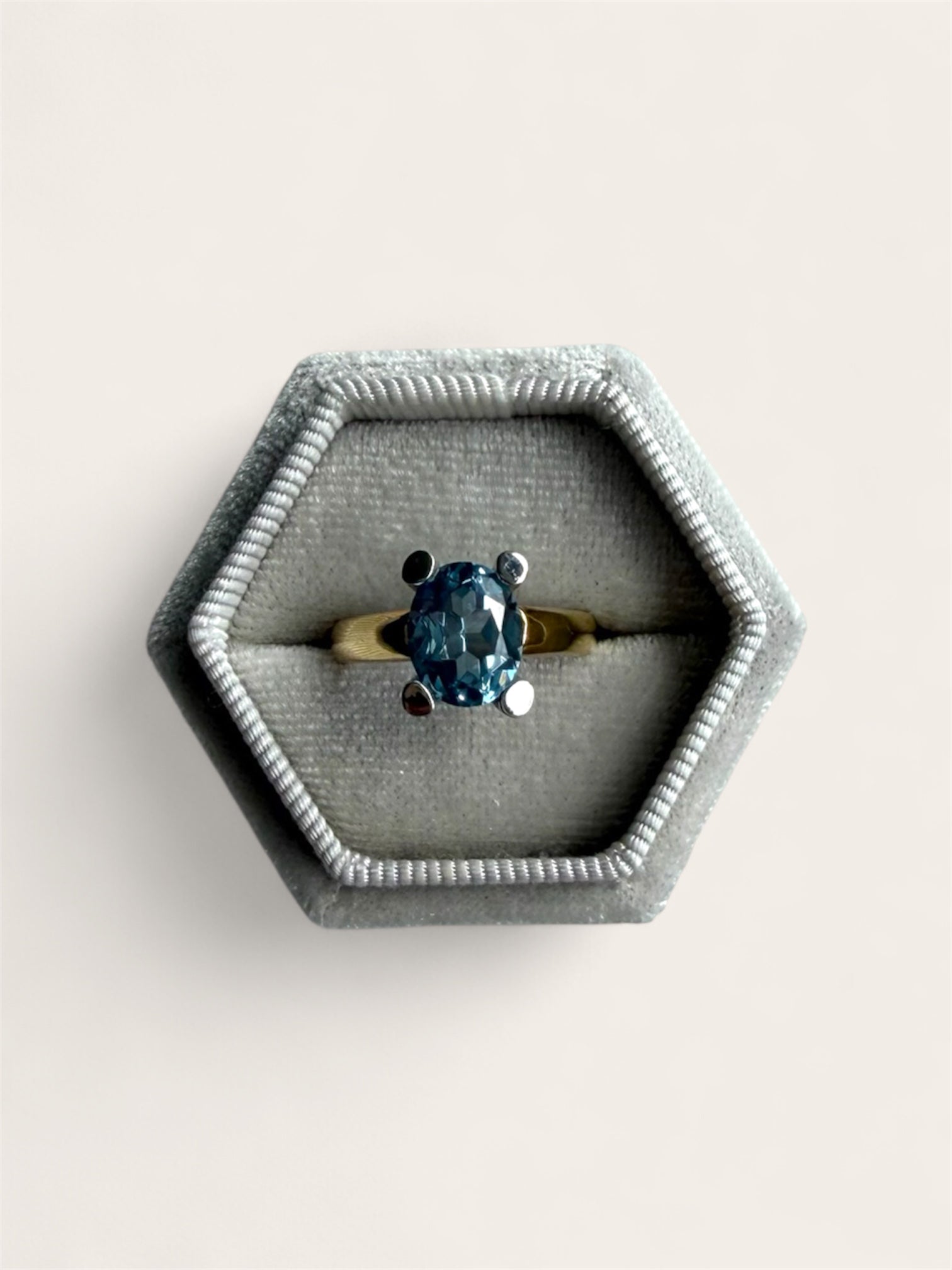 Vintage 14ct gold oval cut aquamarine four-claw ring size L – 375 Vintage