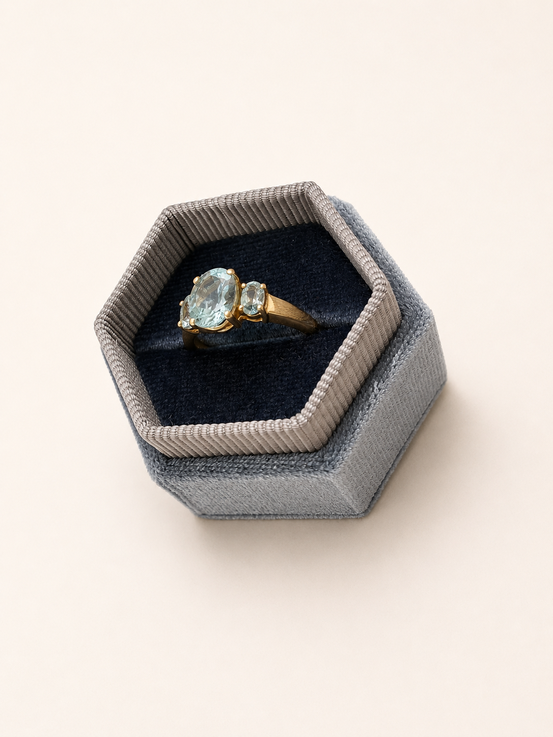 Aquamarine 9ct gold ring – vintage fine jewellery – 375 Vintage