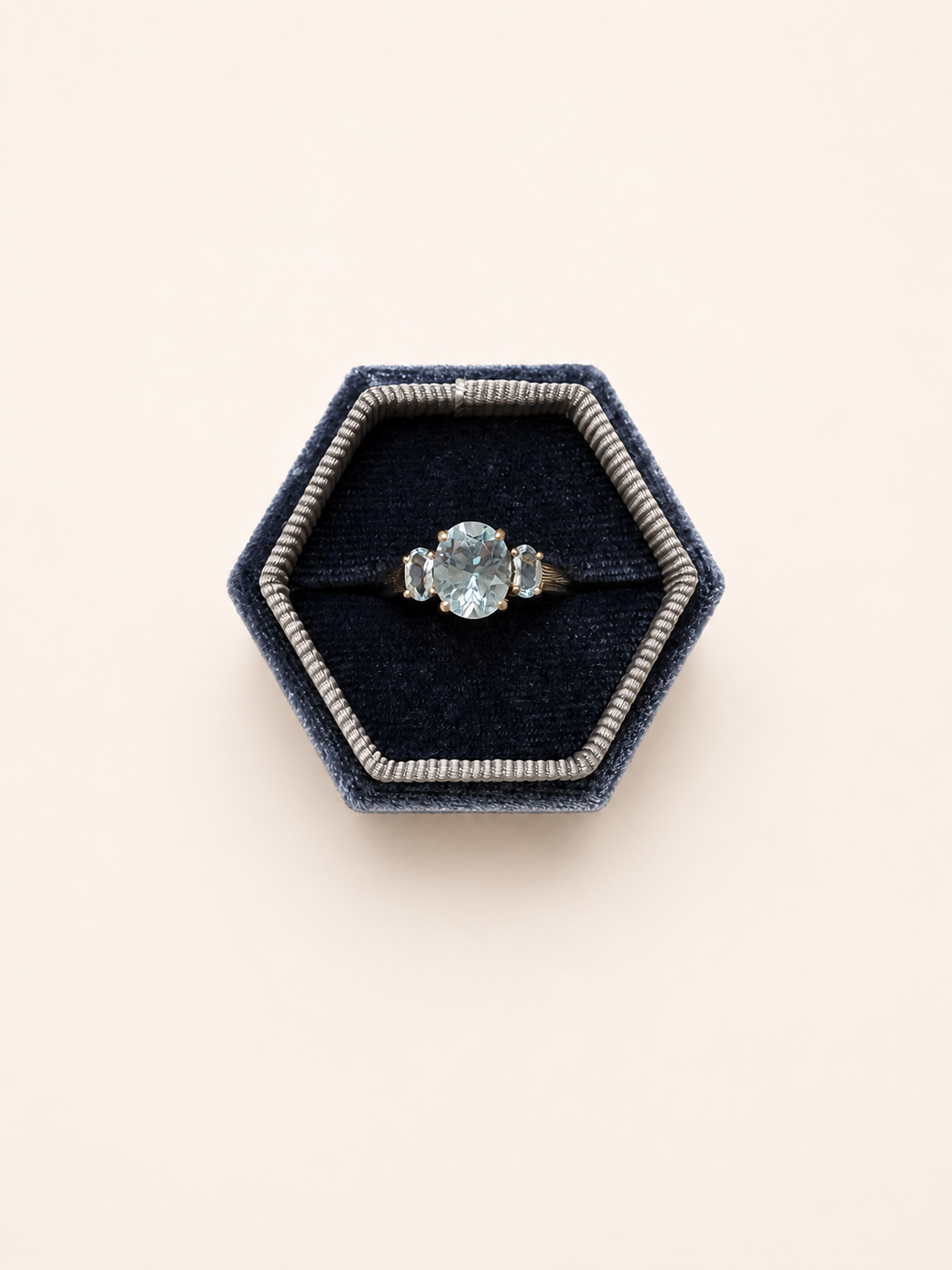 Aquamarine 9ct gold ring – vintage fine jewellery – 375 Vintage
